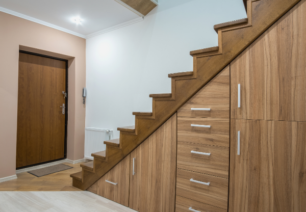 Lemari bawah tangga dengan laci ukuran khusus untuk penyimpanan barang kecil